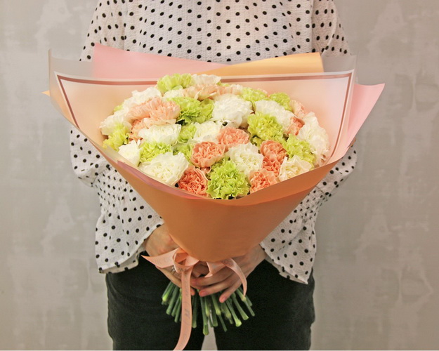 Букет з 51 діантуса (гвоздики) ніжний мікс у дизайнерській упаковці