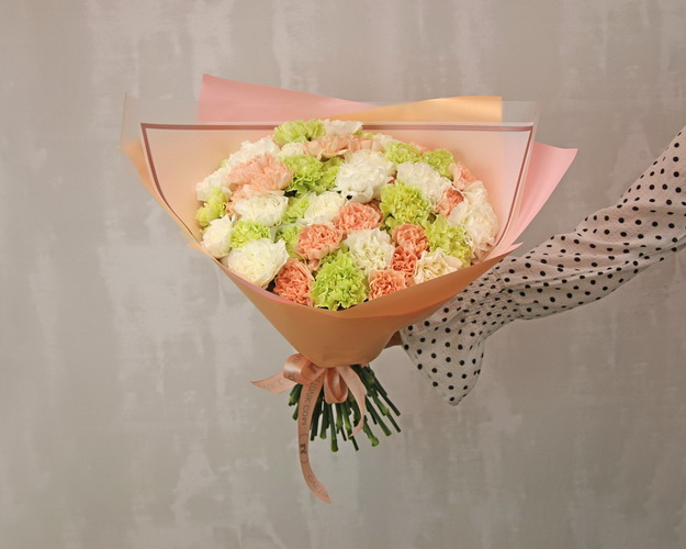 Букет з 51 діантуса (гвоздики) ніжний мікс у дизайнерській упаковці