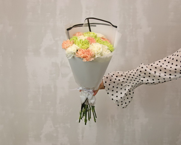 Букет з 15 діантусів (гвоздик) мікс у стильній упаковці