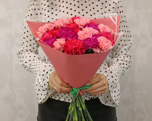 Букет з 25 діантусів (гвоздик) мікс у стильній упаковці