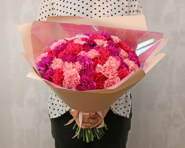 Букет з 51 діантуса (гвоздики) мікс у стильній упаковці