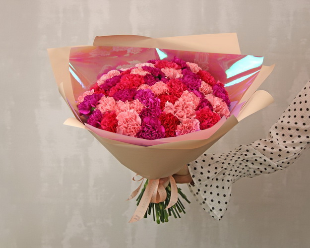 Букет з 51 діантуса (гвоздики) мікс у стильній упаковці