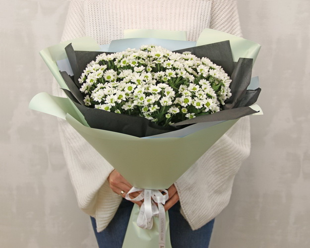Букет із 15 білих кущових хризантем в стильній упаковці