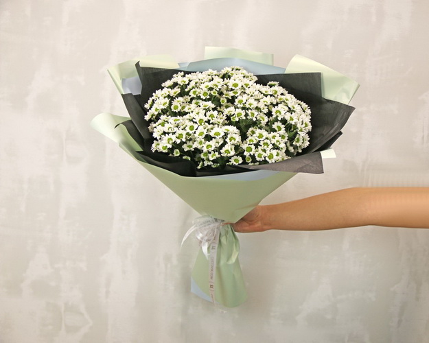 Букет із 15 білих кущових хризантем в стильній упаковці