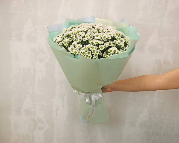 Букет із 25 білих кущових хризантем в стильній упаковці