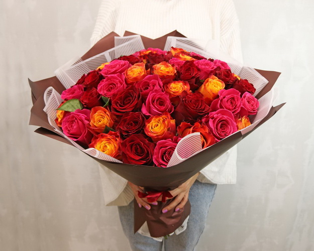 Букет із 51 троянд яскравий мікс в упакуванні