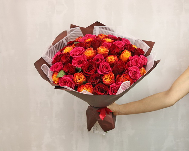 Букет із 51 троянд яскравий мікс в упакуванні