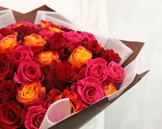 Букет із 51 троянд яскравий мікс в упакуванні