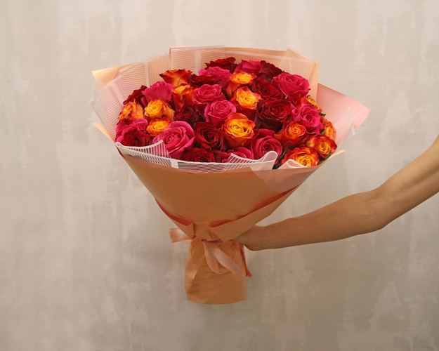 Букет із 35 троянд Яскраве літо