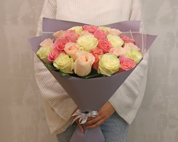 Букет із 25 імпортних троянд розовий мікс в упакуванні