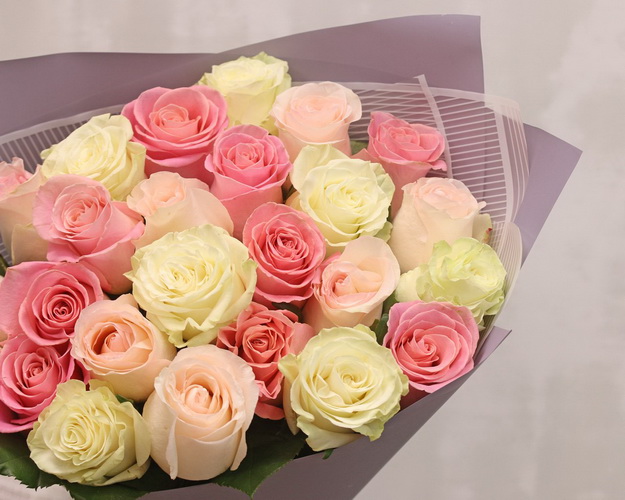 Букет із 25 імпортних троянд розовий мікс в упакуванні