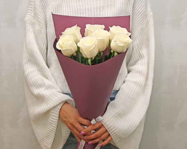 Букет із 7 білих троянд в упакуванні