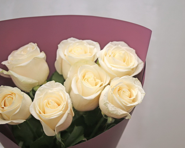 Букет із 7 білих троянд в упакуванні