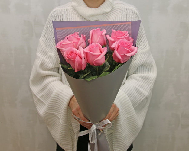 Букет із 7 рожевих імпортних троянд в упакуванні