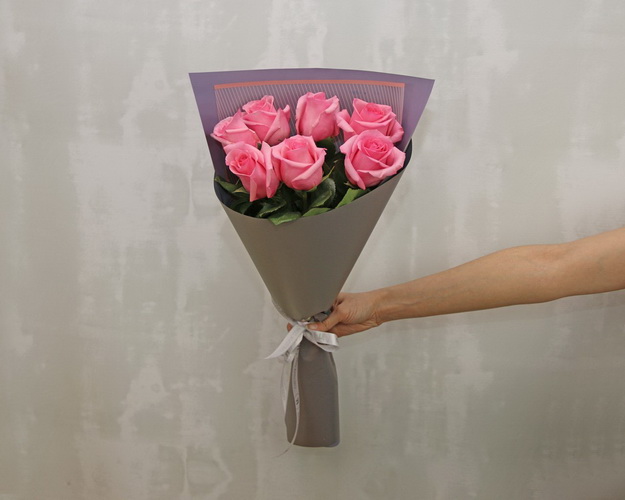 Букет із 7 рожевих імпортних троянд в упакуванні