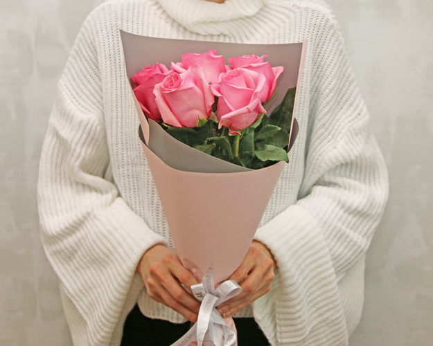 Букет 5 рожевих троянд