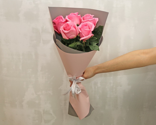 Букет 5 рожевих троянд