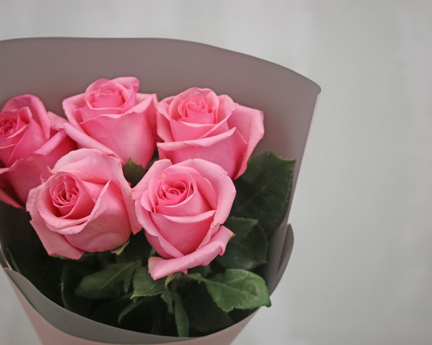 Букет 5 рожевих троянд