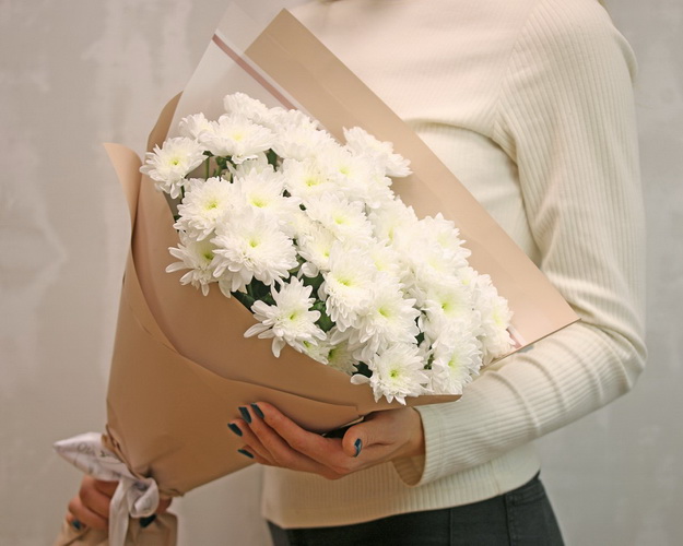 Букет із 7 білих кущових хризантем у стильній упаковці.