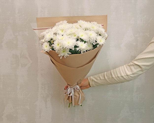 Букет із 7 білих кущових хризантем у стильній упаковці.