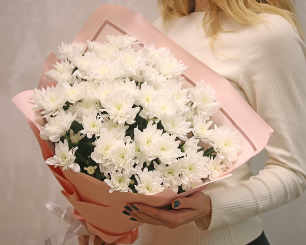 Букет із 9 білих кущових хризантем у стильній упаковці.