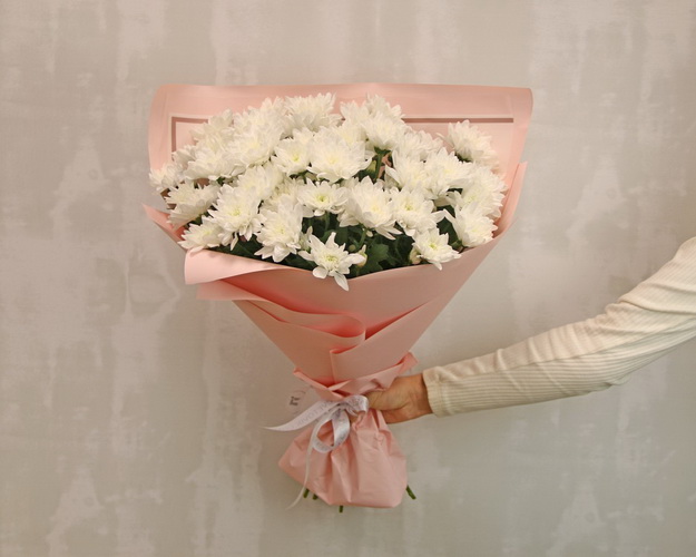 Букет із 9 білих кущових хризантем у стильній упаковці.