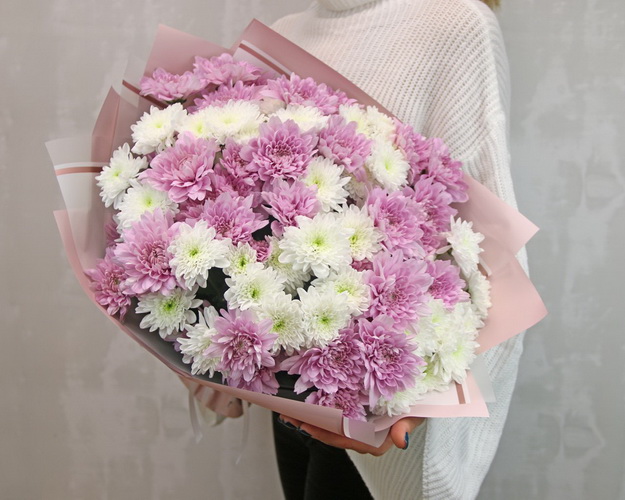 Букет з 15 хризантем кущових ніжний мікс в стильній упаковці