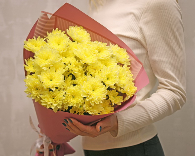Букет із 7 жовтих кущових хризантем у стильній упаковці.