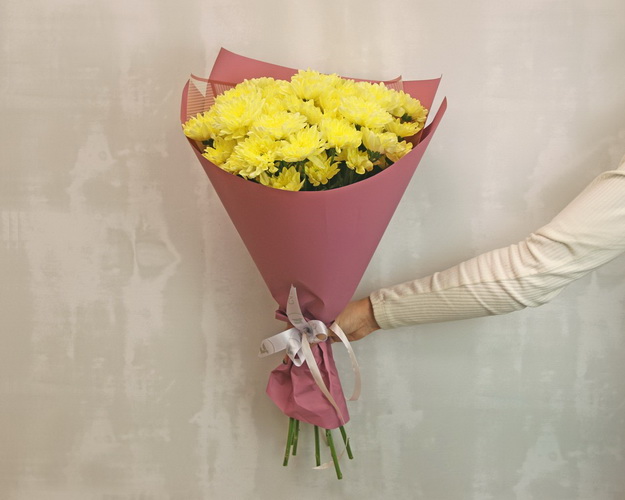 Букет із 7 жовтих кущових хризантем у стильній упаковці.