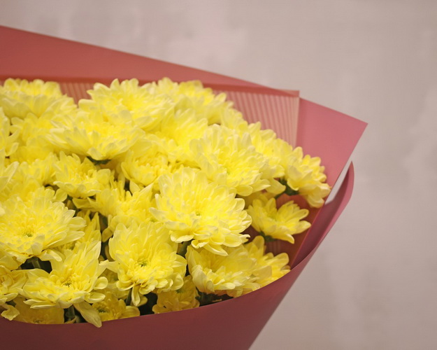 Букет із 7 жовтих кущових хризантем у стильній упаковці.