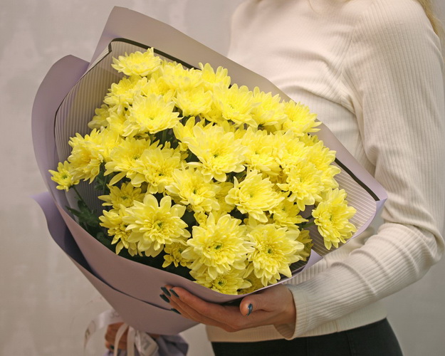 Букет із 9 жовтих кущових хризантем у стильній упаковці.