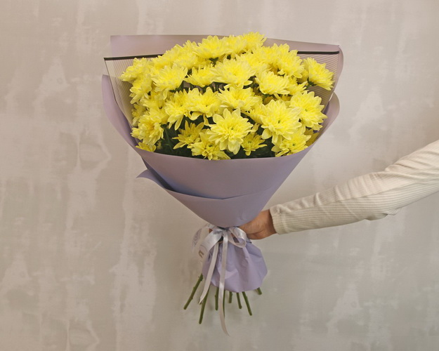 Букет із 9 жовтих кущових хризантем у стильній упаковці.