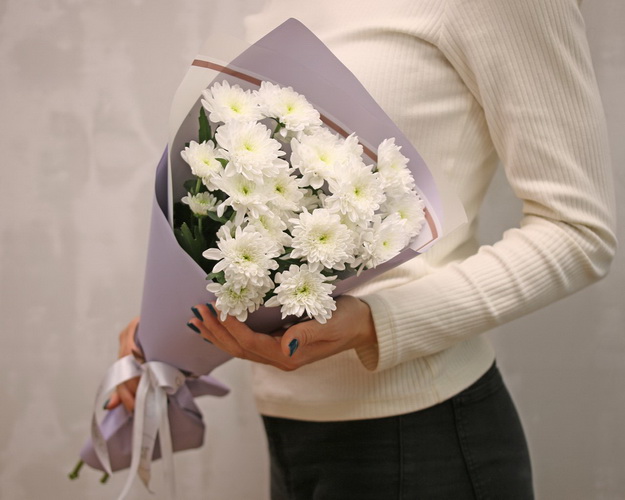 Букет із 3 білих кущових хризантем у стильній упаковці.