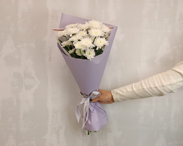 Букет із 3 білих кущових хризантем у стильній упаковці.