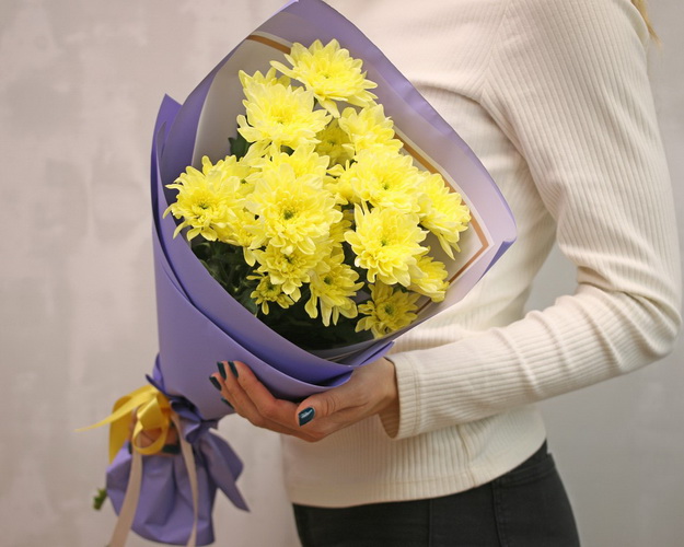 Букет із 3 жовтих кущових хризантем у стильній упаковці.