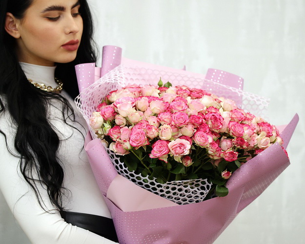 Букет 51 кущової троянди розовий мік в упакуванні