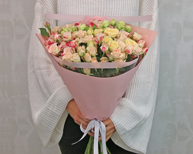 Букет з 15 кущових троянд ніжний мікс у стильній упаковці