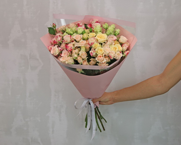 Букет з 15 кущових троянд ніжний мікс у стильній упаковці