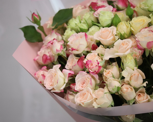 Букет з 15 кущових троянд ніжний мікс у стильній упаковці