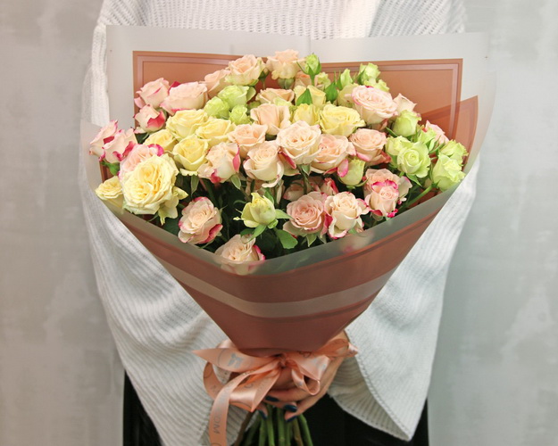 Букет з 11 високих кущових троянд ніжний мікс у стильній упаковці