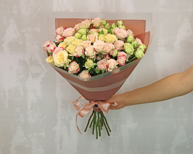 Букет з 11 високих кущових троянд ніжний мікс у стильній упаковці