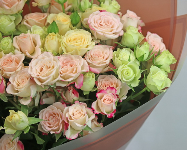 Букет з 11 високих кущових троянд ніжний мікс у стильній упаковці