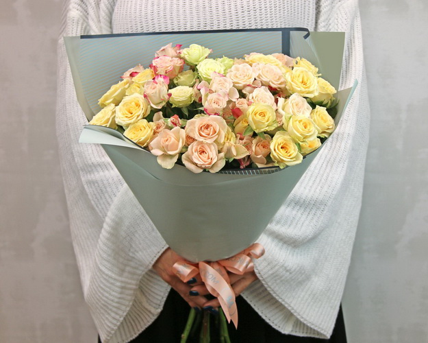 Букет з 9 кущових троянд ніжний мікс у стильній упаковці