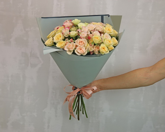 Букет з 9 кущових троянд ніжний мікс у стильній упаковці