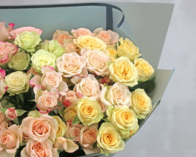 Букет з 9 кущових троянд ніжний мікс у стильній упаковці