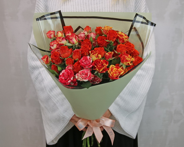 Букет з 7 високих кущових троянд у стильній упаковці