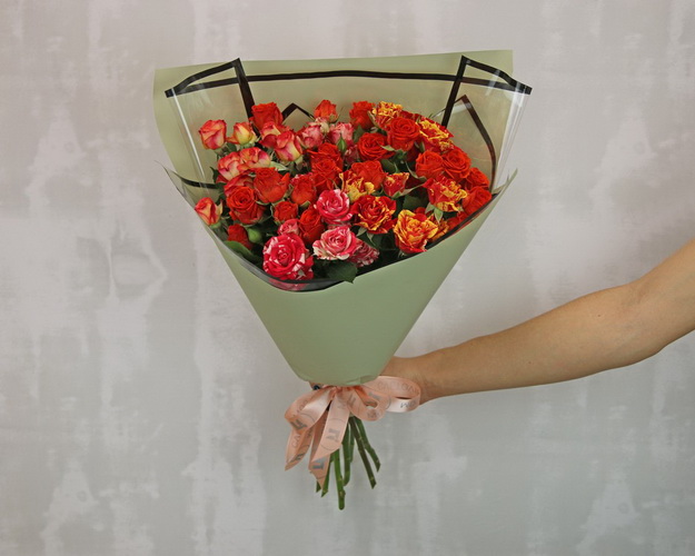 Букет з 7 високих кущових троянд у стильній упаковці