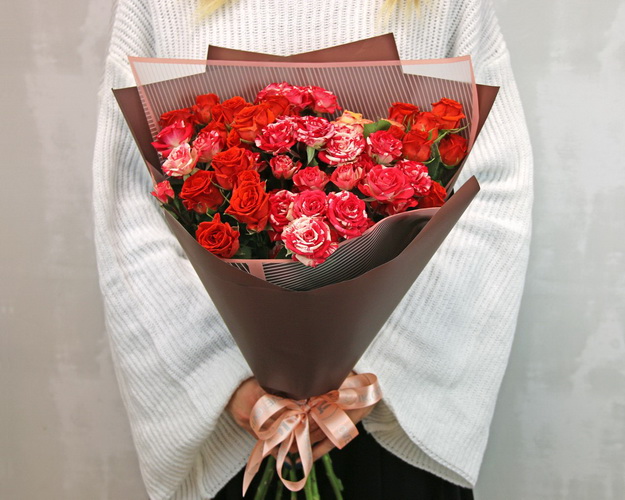 Букет з 11 кущових троянд у стильній упаковці