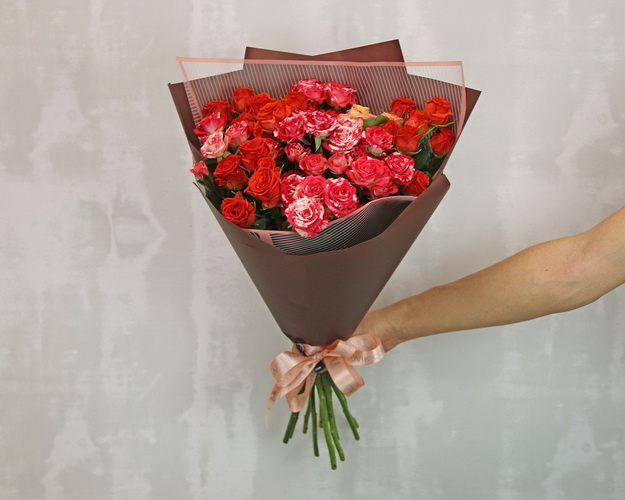 Букет з 11 кущових троянд у стильній упаковці