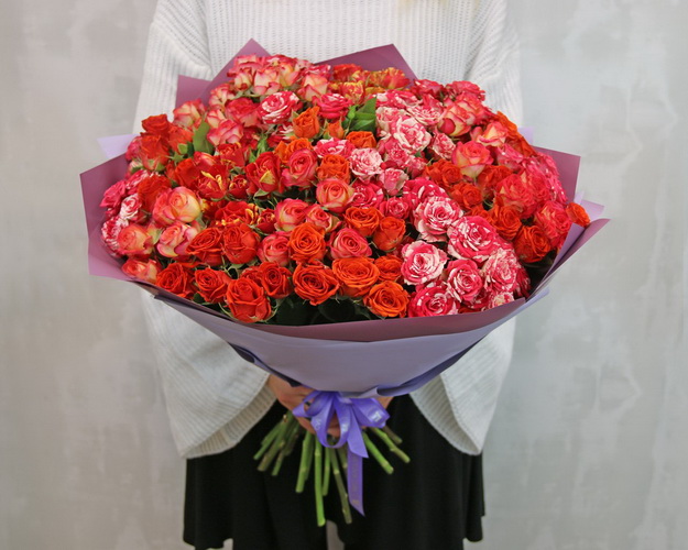 Букет з 25 кущових мік червоних троянд в упакуванні